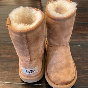 Ugg boots Girls classic short size 12